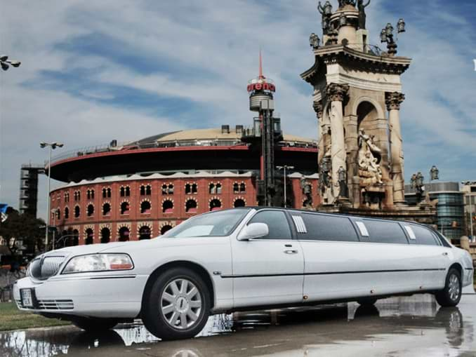 Limusinas Lincoln Blanca en el centro comercial Arena.